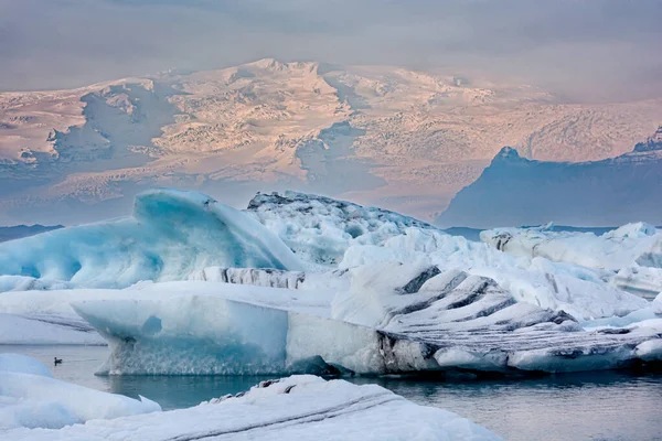 Una Vista Escalofriante Del Lago Congelado Islandia Con Reflejo Superficie —  Fotos de Stock