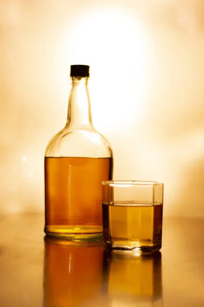 Ένα Μπουκάλι Και Ένα Ποτήρι Ουίσκι Στο Τραπέζι — Φωτογραφία Αρχείου