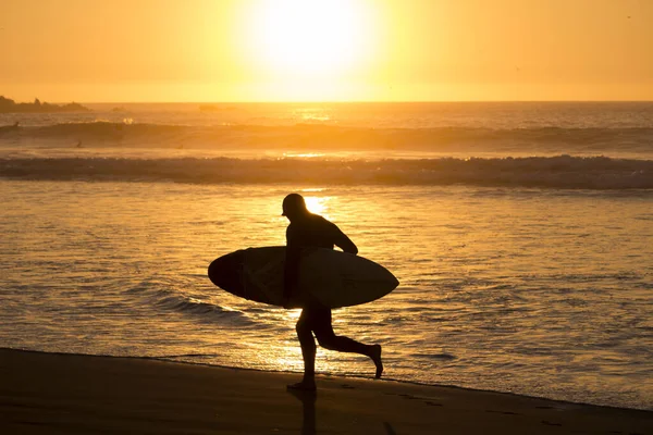 Uma Silhueta Surfista Masculino Segurando Uma Prancha Surf Correndo Praia — Fotografia de Stock