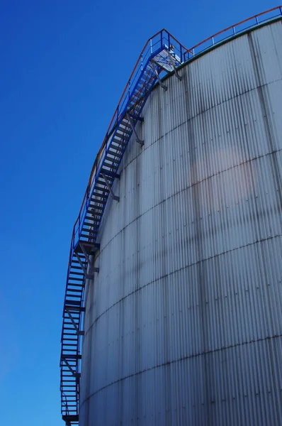 産業施設の建物の屋根につながる階段の垂直ショット — ストック写真