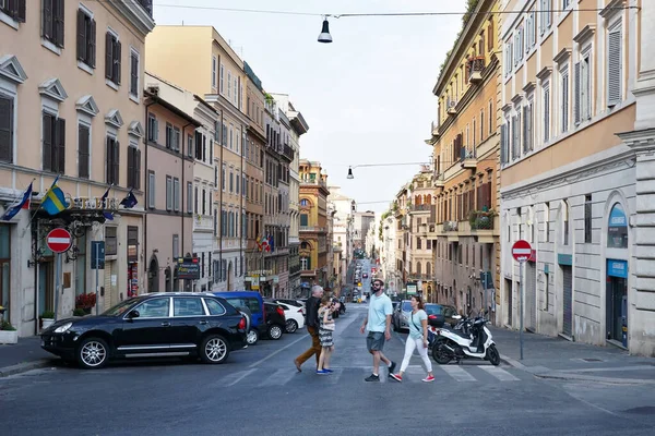 Рим Италия Сентября 2019 Года Туристы Идущие Своими Сумками Улицам — стоковое фото
