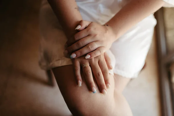 Una Sposa Seduta Una Sedia Salone Bellezza Con Mani Sulla — Foto Stock