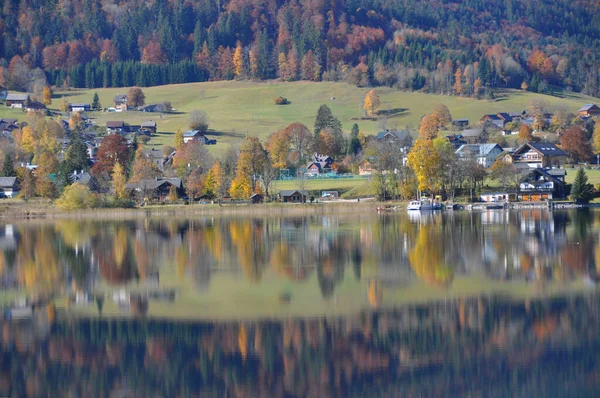 湖の上の村Altausseeへの眺め スタイリア オーストリア ザルツカンマーグート — ストック写真