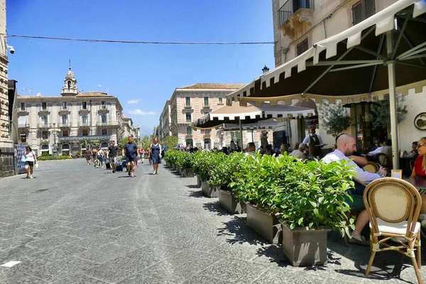 カターニア イタリア 2021年7月14日 晴れた日に時間を楽しむ人々でいっぱいのカターニアのダウンタウンとオープンエアのカフェのショット — ストック写真