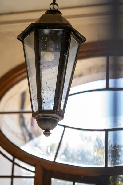 Een Verticaal Shot Van Een Vuile Indoor Lamp — Stockfoto