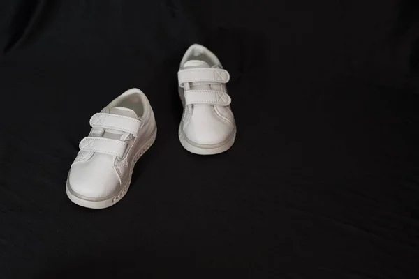 Primo Piano Scarpe Bianche Bambino Uno Sfondo Nero — Foto Stock