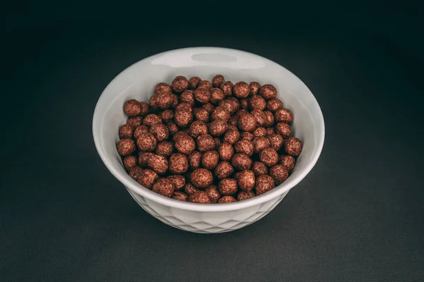 Крупный План Большого Количества Шоколадных Шариков Миске — стоковое фото