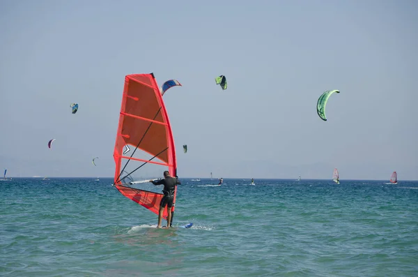 Tarifa Spanien Juli 2018 Die Kitesurfer Und Windsurfer Strand Von — Stockfoto