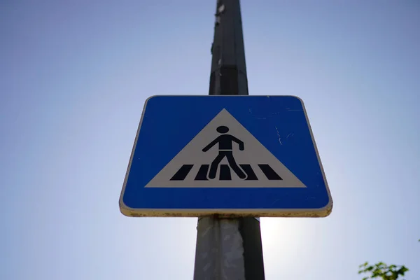 Ein Fußgängerüberweg Verkehrsschild Auf Dem Metallpfosten Blauen Himmel — Stockfoto