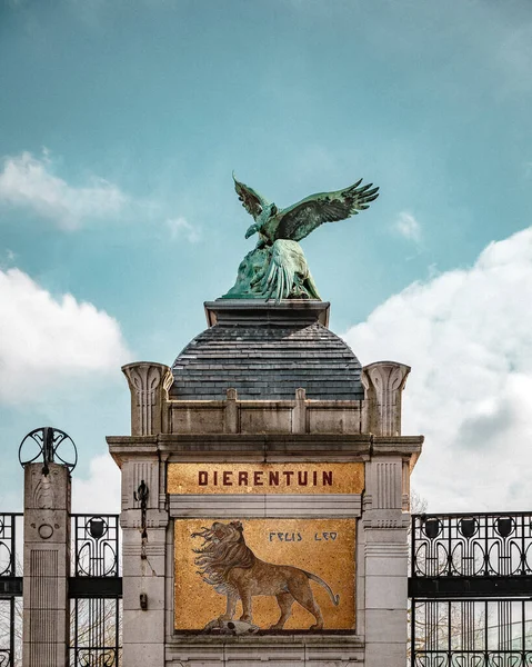 安特卫普动物园入口大门 镶嵌着狮子的马赛克和鹰的青铜雕像 — 图库照片