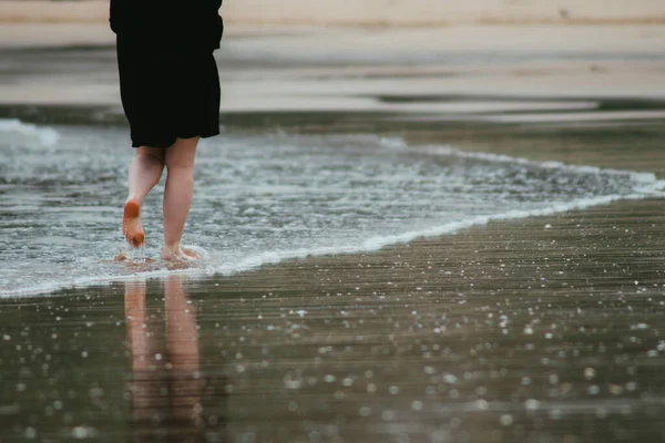 Une Femme Méconnaissable Marchant Sur Plage Sable — Photo