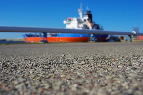 Enfoque Selectivo Tiro Del Asfalto Con Barcos Puerto Fondo —  Fotos de Stock