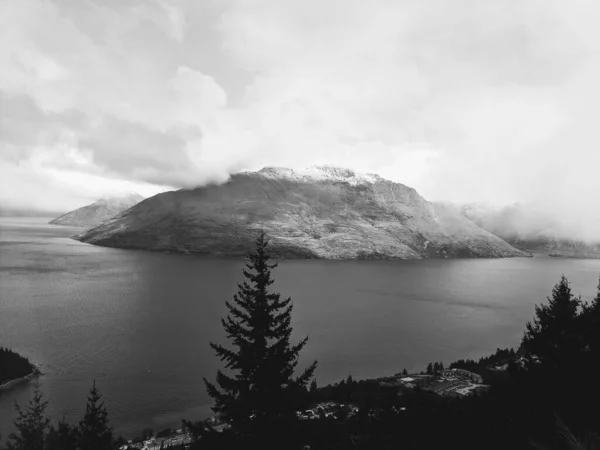 Een Grijswaarden Opname Van Bergen Met Besneeuwde Toppen Queenstown Nieuw — Stockfoto