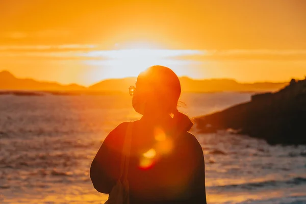 Μια Γυναίκα Ταξιδιώτης Που Απολαμβάνει Ηλιοβασίλεμα Στην Παραλία Φορώντας Μια — Φωτογραφία Αρχείου