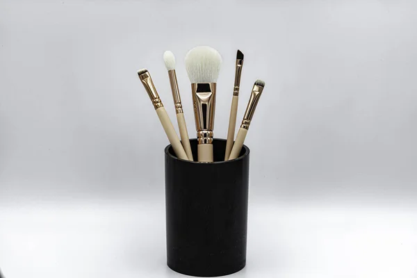 Una Selección Diferentes Pinceles Maquillaje Soporte Negro Sobre Fondo Blanco — Foto de Stock