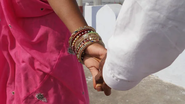 Geleneksel Hint Kıyafetleri Içinde Ele Tutuşan Sevimli Genç Evliler — Stok fotoğraf