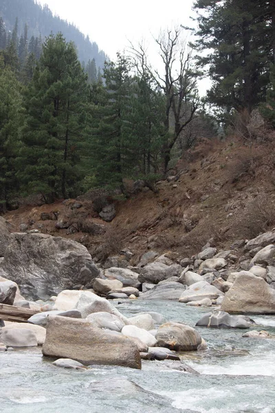 Torrente Nella Zona Montuosa Con Grandi Rocce Sparse Nell Acqua — Foto Stock