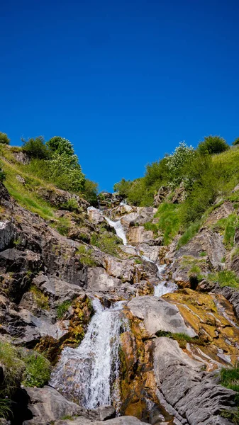 Вертикальный Снимок Красивого Водопада Долине Отал Рядом Пиренеями Испания — стоковое фото