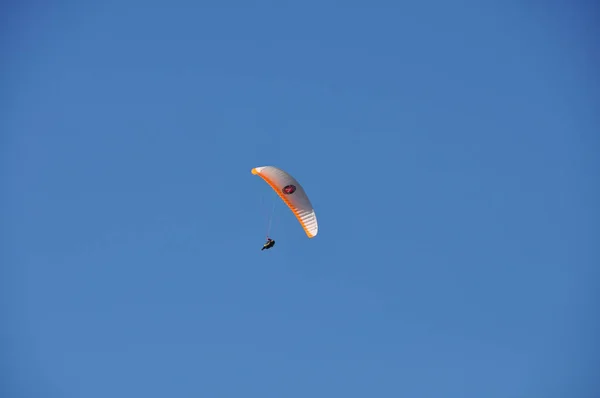 Enkele Paraglider Van Onderen Tegen Blauwe Lucht — Stockfoto