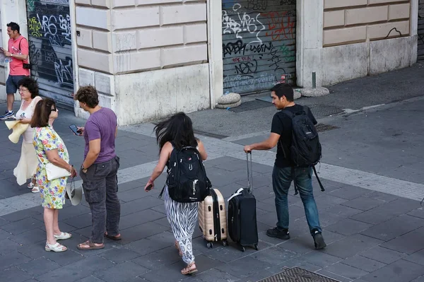 Roma Itália Set 2019 Turistas Andando Com Suas Malas Nas — Fotografia de Stock