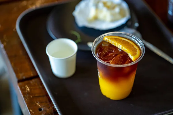 Uma Foto Alto Ângulo Café Americano Laranja Gelado Mesa — Fotografia de Stock