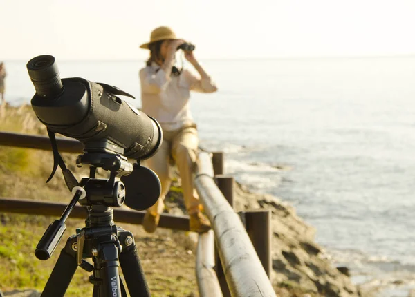 Mija Spain Жовтня 2014 Жінка Телескопом Попереду Яка Сканує Море — стокове фото