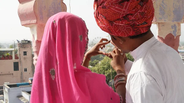 Geleneksel Hint Kıyafetleri Içinde Hintli Bir Çift Elleriyle Işaret Veriyor — Stok fotoğraf