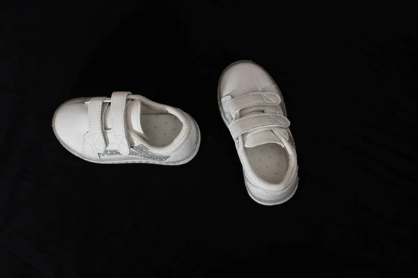 Primer Plano Zapatos Blancos Para Niño Sobre Fondo Negro —  Fotos de Stock