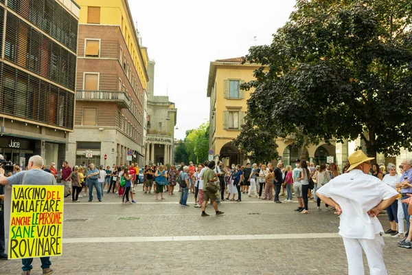 クレモン イタリア 2021年7月24日 イタリアのクレモナでCovid 19ワクチンに抗議する人々の群衆 — ストック写真
