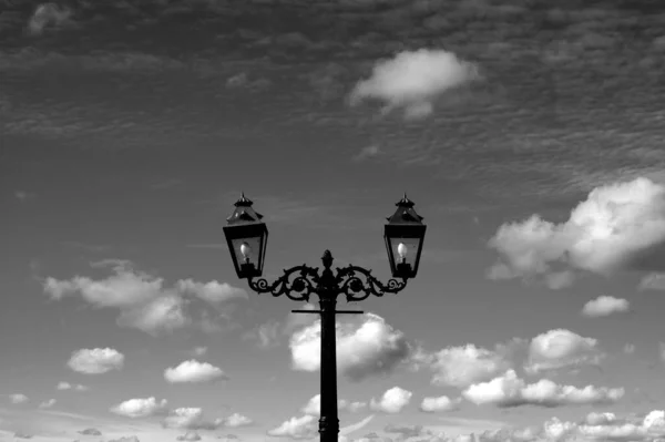 Bulutlu Gökyüzünün Altında Bir Sokak Lambasının Gri Ölçekli Görüntüsü — Stok fotoğraf