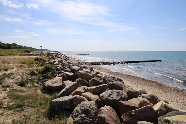 Крупные Камни Пустом Пляже Рагфейе Дания — стоковое фото