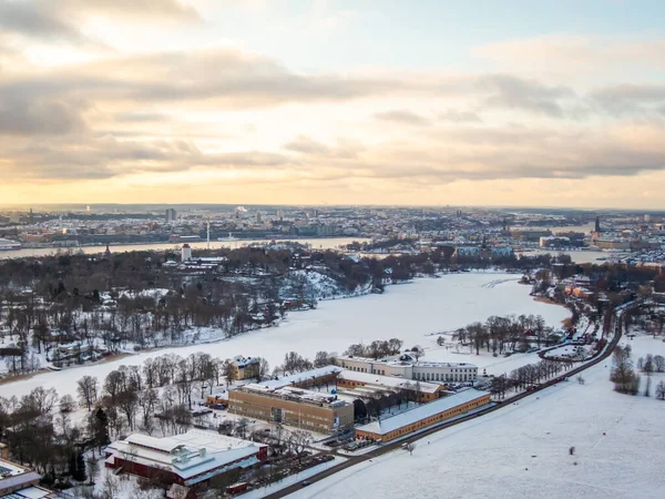 Eine Luftaufnahme Der Schönen Verschneiten Stadt Stockholm Unter Dem Wolkenverhangenen — Stockfoto