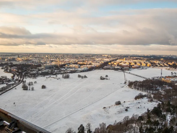 Widok Lotu Ptaka Pięknego Śnieżnego Miasta Sztokholm Pod Zachmurzonym Niebem — Zdjęcie stockowe