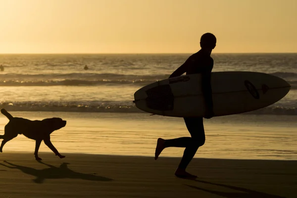 Uma Silhueta Surfista Masculino Segurando Uma Prancha Surf Correndo Praia — Fotografia de Stock