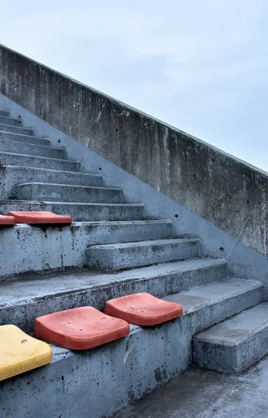 Las Escaleras Vacías Con Asientos Coloridos Ellos Con Cielo Fondo — Foto de Stock