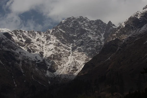 Malowniczy Widok Pokryte Śniegiem Góry Pochmurny Dzień Strzał Himachal Pradesh — Zdjęcie stockowe