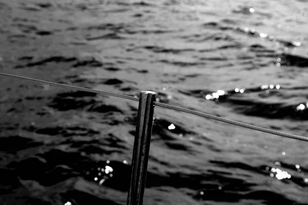 Серый Снимок Решетки Пирсе Море — стоковое фото