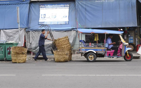 Bangkok Tailandia Diciembre 2014 Tuk Tuk Hombre Cargando Cestas Una — Foto de Stock