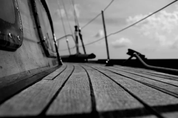 舰载甲板木地板的灰度照片 — 图库照片