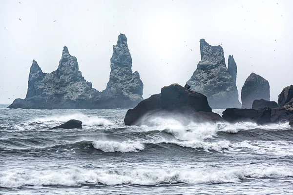 Uma Vista Panorâmica Das Ondas Fortes Praia Reynisdrangar Vik Islândia — Fotografia de Stock