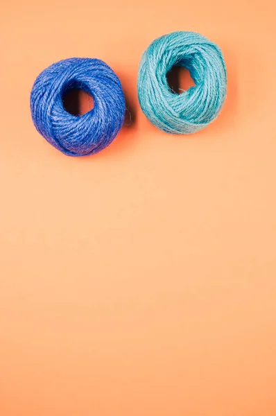 Eine Draufsicht Auf Weiche Blaue Und Grüne Wollknäuel Auf Orangefarbenem — Stockfoto