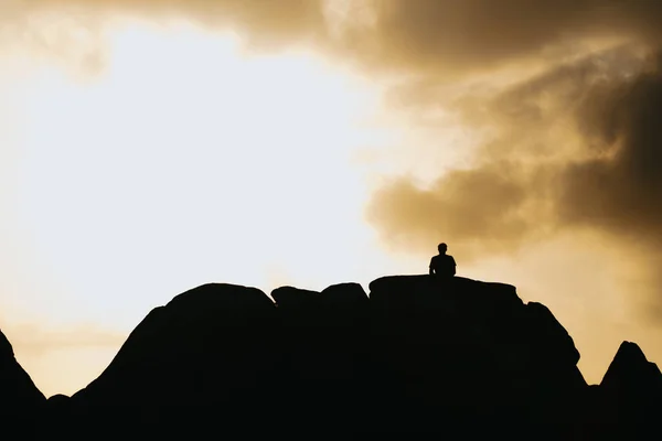 Silhueta Macho Uma Montanha Durante Pôr Sol Cênico — Fotografia de Stock