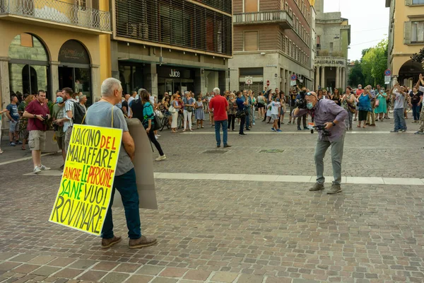 Cremona Itálie Července 2021 Starší Samec Žlutým Protestním Znaménkem Očkovací — Stock fotografie