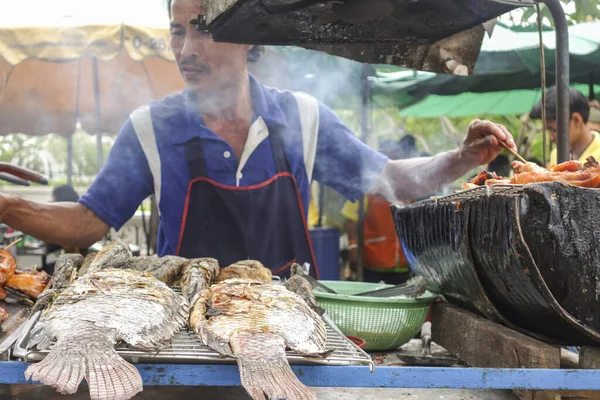 Bangkok Tailandia Diciembre 2018 Vendedor Masculino Asando Pescado Mercado Alimentos —  Fotos de Stock