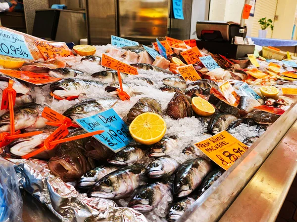 Oxford イギリス 2019年8月01日 オックスフォードのオックスフォード屋根付き市場での魚屋の閉鎖的なショット — ストック写真