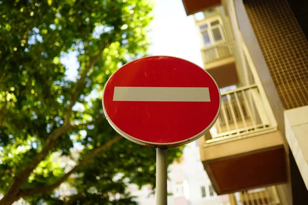 Een Lage Hoek Van Het Rode Verkeersbord Entry — Stockfoto