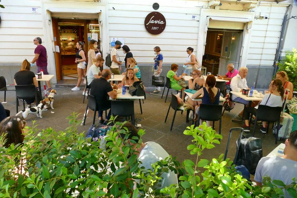 Katania Włochy Lipca 2021 Strzał Otwartej Kawiarni Pełnej Ludzi Cieszących — Zdjęcie stockowe
