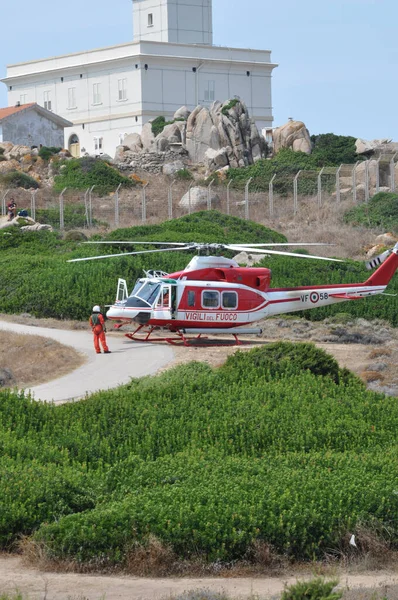Santa Teresa Gallura Italy 2018年8月24日 一架红色消防直升机在意大利救援行动中的垂直镜头 — 图库照片