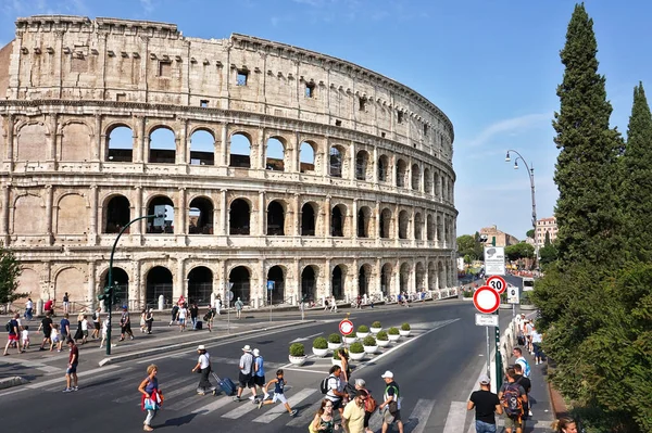 イタリア 2019年9月1日 青い空に対するイタリア ローマのコロッセオ円形劇場 — ストック写真