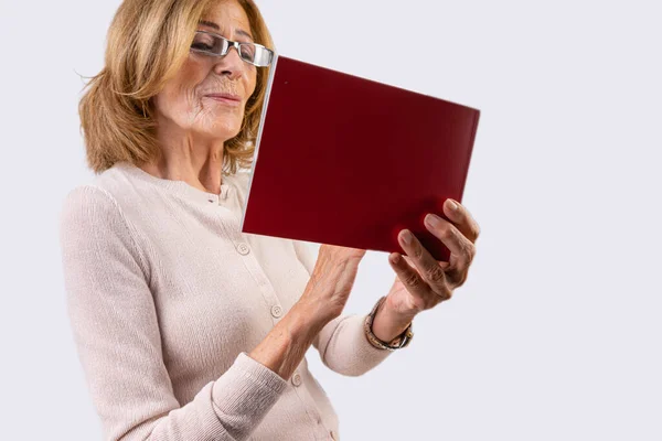 Äldre Blond Kaukasiska Affärskvinna Med Röd Bok — Stockfoto